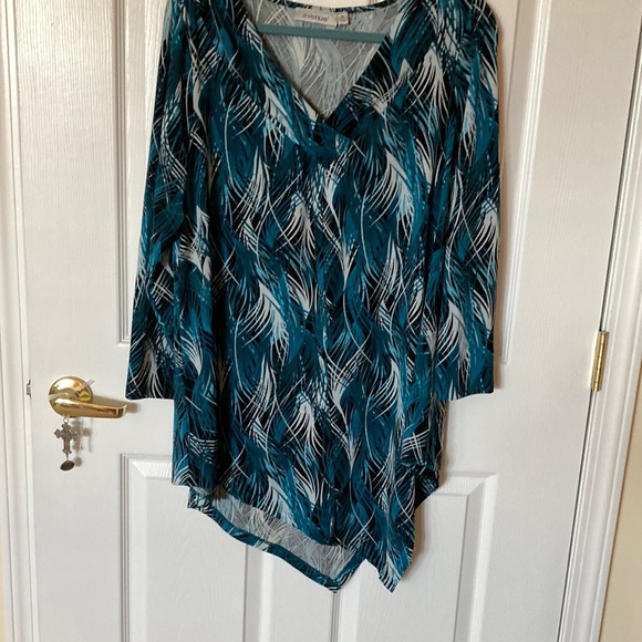 Avenue Tops - Beautiful v neck astrometric hem tunic